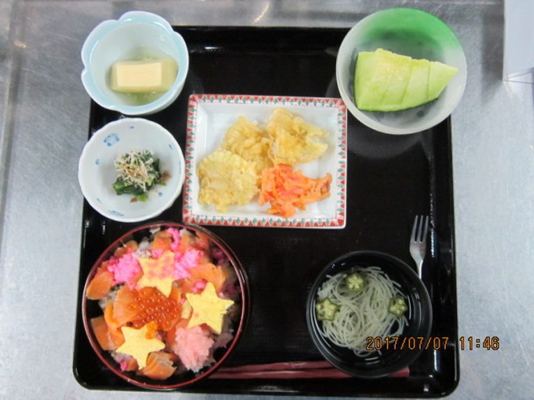 介護施設の食事。星形に型抜きされた食材を盛り付けた彩り豊かな昼食